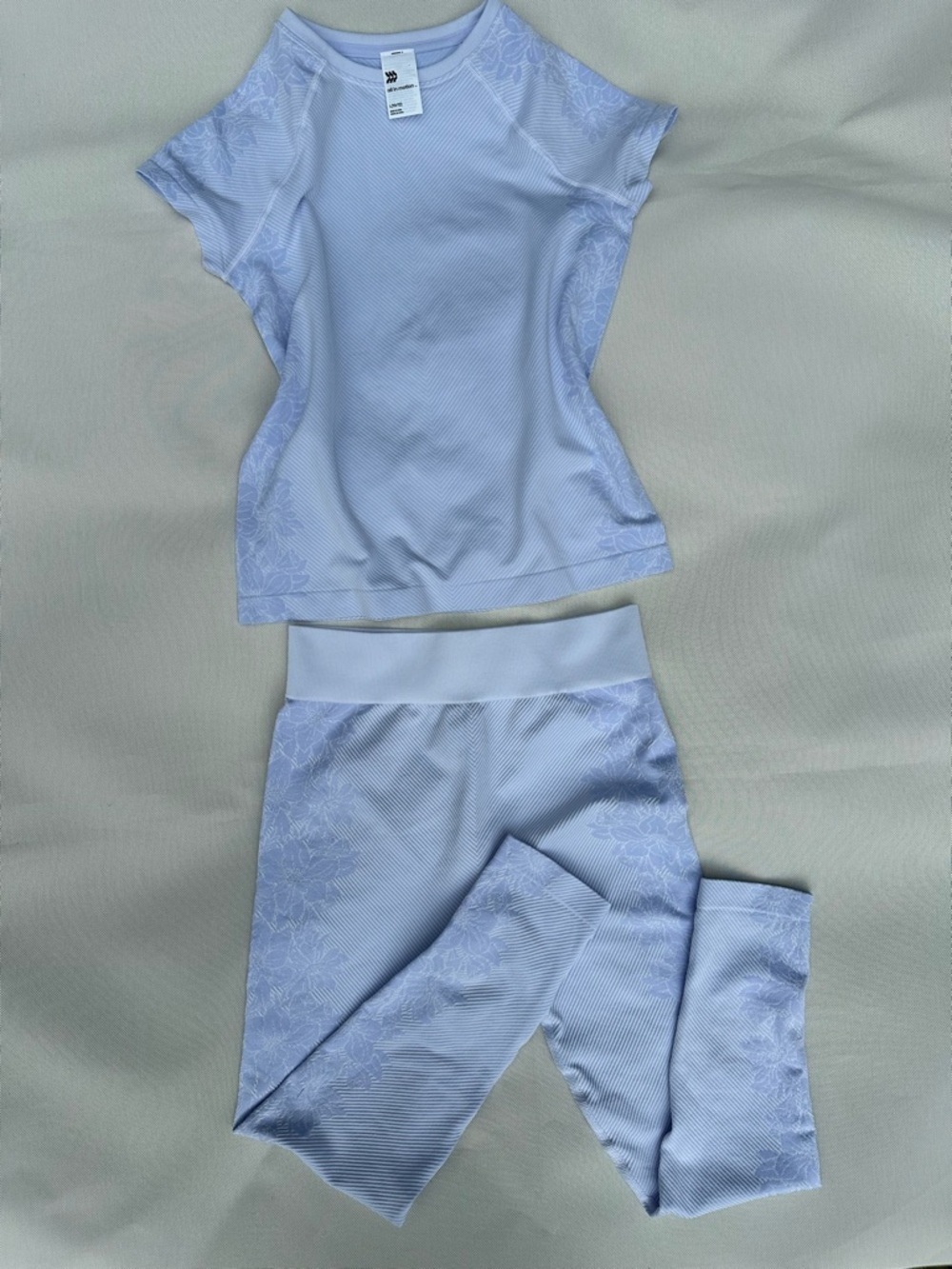 Girls Light Blue Activewear Set Size 10/12 Crop Top Leggings .